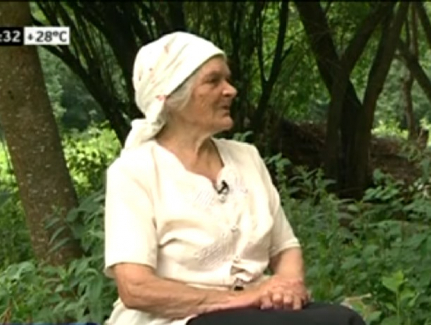 Пожилая отшельница на севере Молдовы живет в лесу и плетет ковры