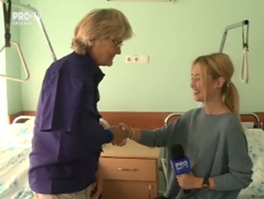 Впервые в Молдове женщине провели операцию по замене сломанной кости плеча на протез