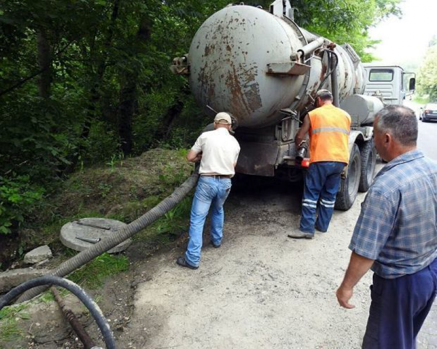 Работники Apă-Canal Chişinău сливают отходы в ручей, питающий кишиневские озёра