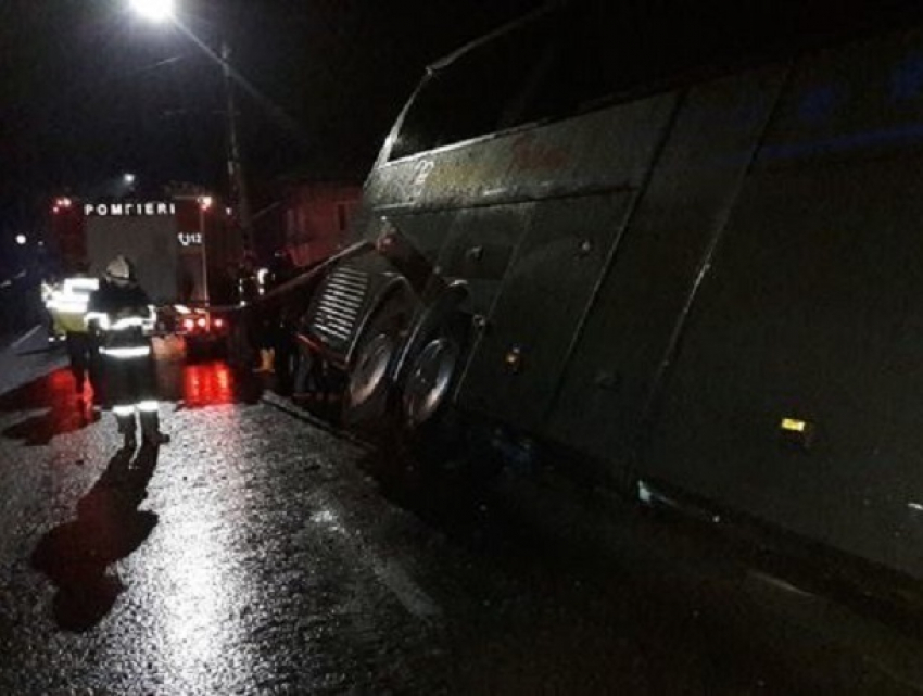 Автобус с пассажирами из Кишинева слетел с трассы в Румынии после того, как в него врезался внедорожник