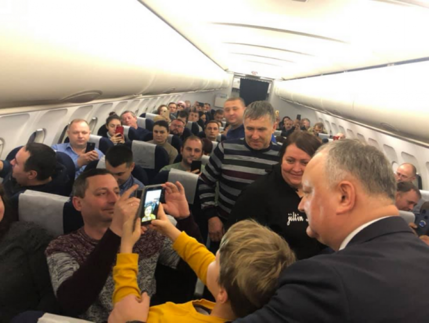 Президент Молдовы полетел в Москву эконом-классом и пообщался с пассажирами