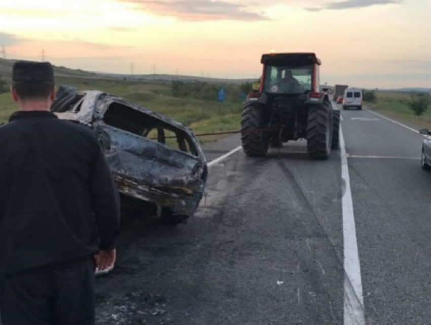 В жутком ДТП в уезде Васлуй взорвался и сгорел автомобиль получившего серьезные травмы молдаванина 