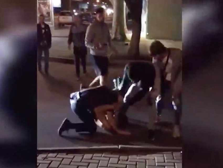 Пьяный мужчина напал на полицейского в Кишиневе: реакция граждан