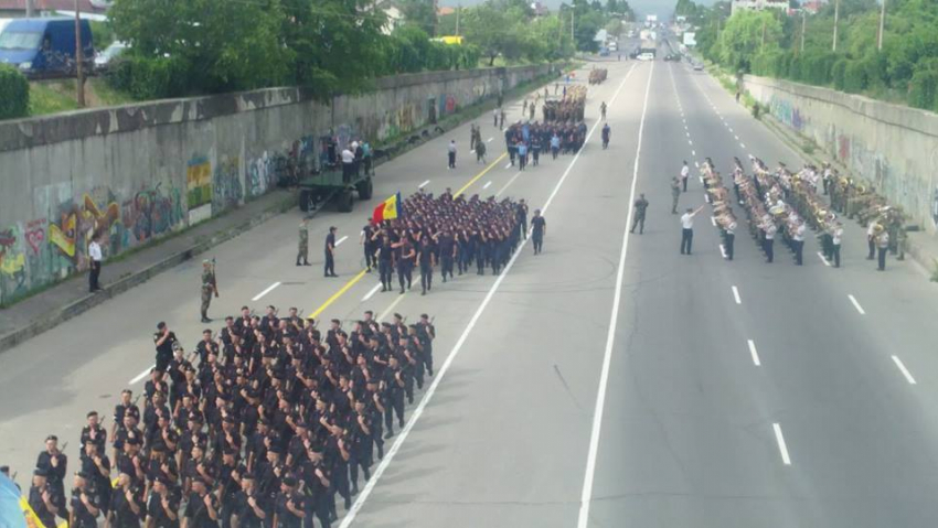 Молдавские военные заблокировали часть дороги под мостом на Телецентре 