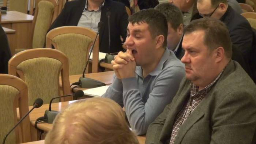 Камеры зафиксировали странное поведение представителя Chișinău-gaz на заседании примэрии