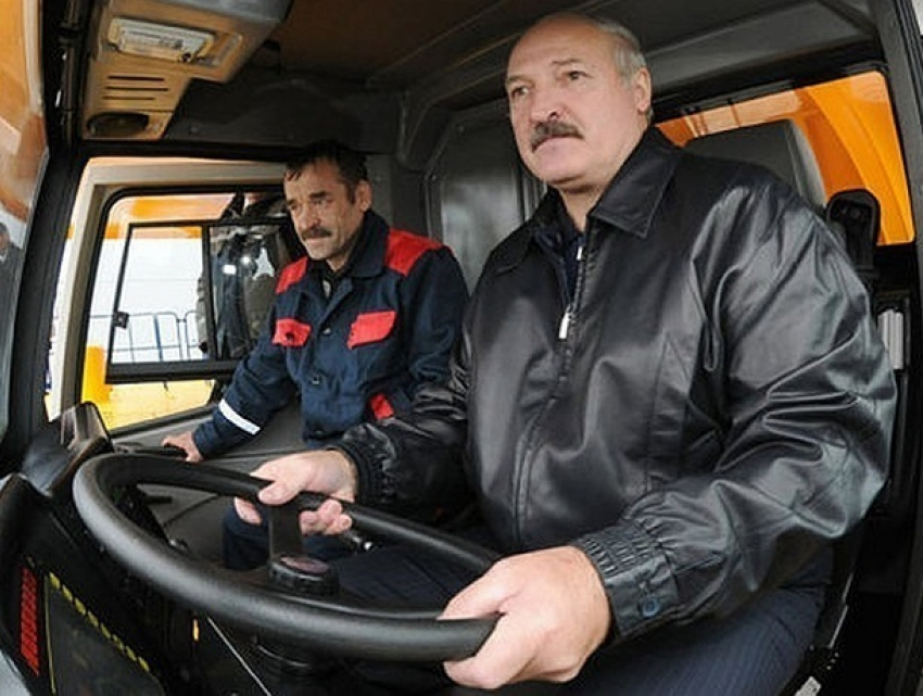 Лукашенко решил подарить Молдове пять тракторов и две коммунальные машины