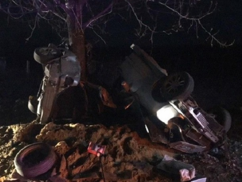 В Унгенском районе Mercedes разломился надвое после столкновения с деревом - один погибший, двое раненых