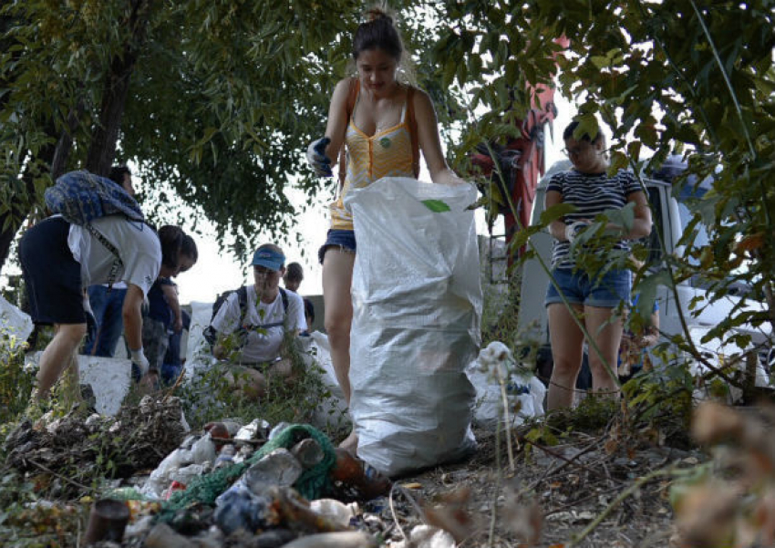 Заваленную мусором реку Бык очистили волонтеры и активисты 