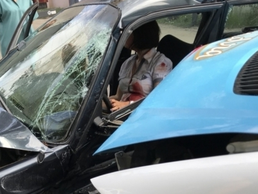 Окровавленная женщина оказалась заблокированной в искореженной машине после столкновения с грузовиком на Чеканах