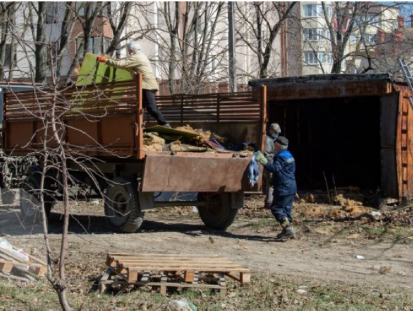 В столичном секторе Чеканы сносят незаконно построенные гаражи