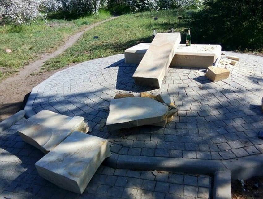 Жители Запорожья разрушили памятник украинским и литовским националистам: вместо креста - бутылки