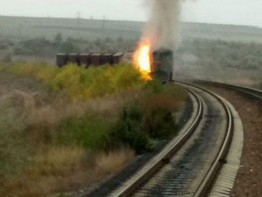 «Пламенный привет от Киринчука» - в Унгенском районе локомотив загорелся прямо на ходу