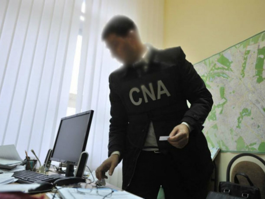 Двоих чиновников примэрии задержали по подозрению в отчуждении муниципальных земель