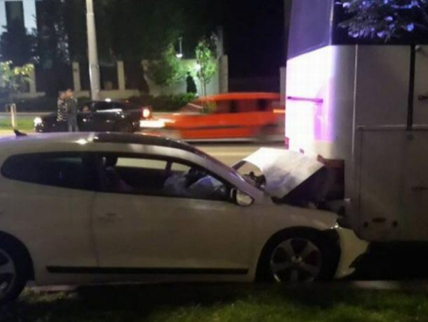 Автомобилист на полном ходу влетел в автобус, припаркованный перед зданием посольства РФ