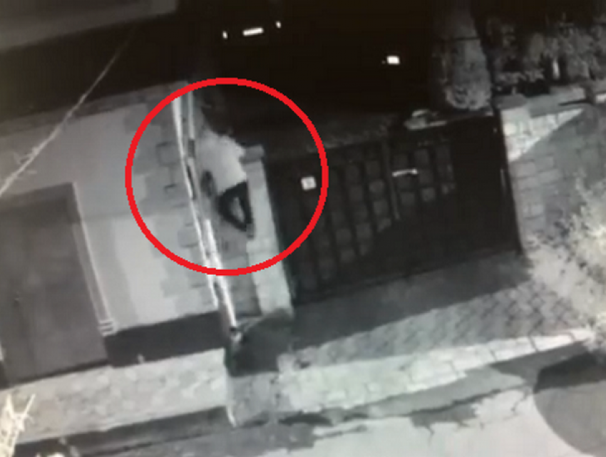 Вор, перебирающийся через ограду частного дома в Кишиневе, попал на видео 