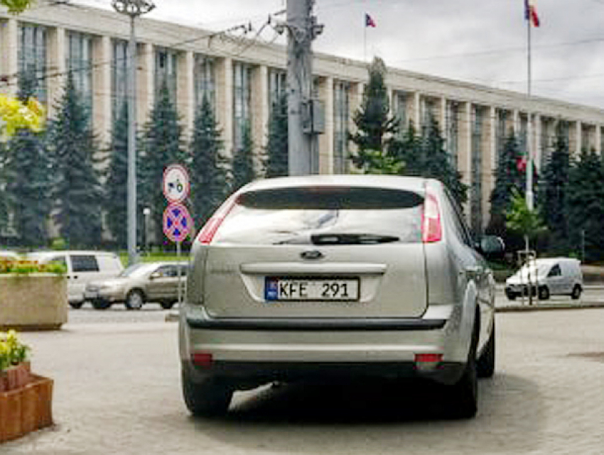 Где хочу, там и стою: автохам припарковался под запрещающим знаком у кафедрального собора 