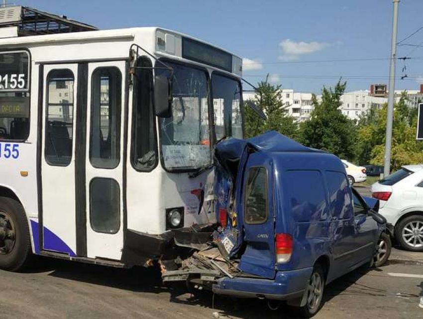 Жесткая авария с участием троллейбуса у «Ворот города"