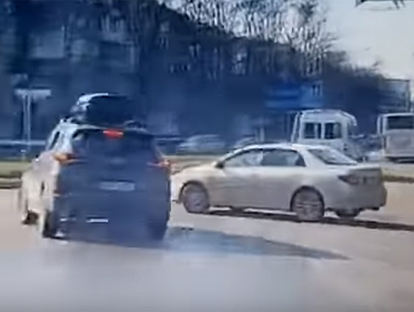 Опаснейший маневр кишиневского водителя, вызывающий выброс адреналина, попал на видео