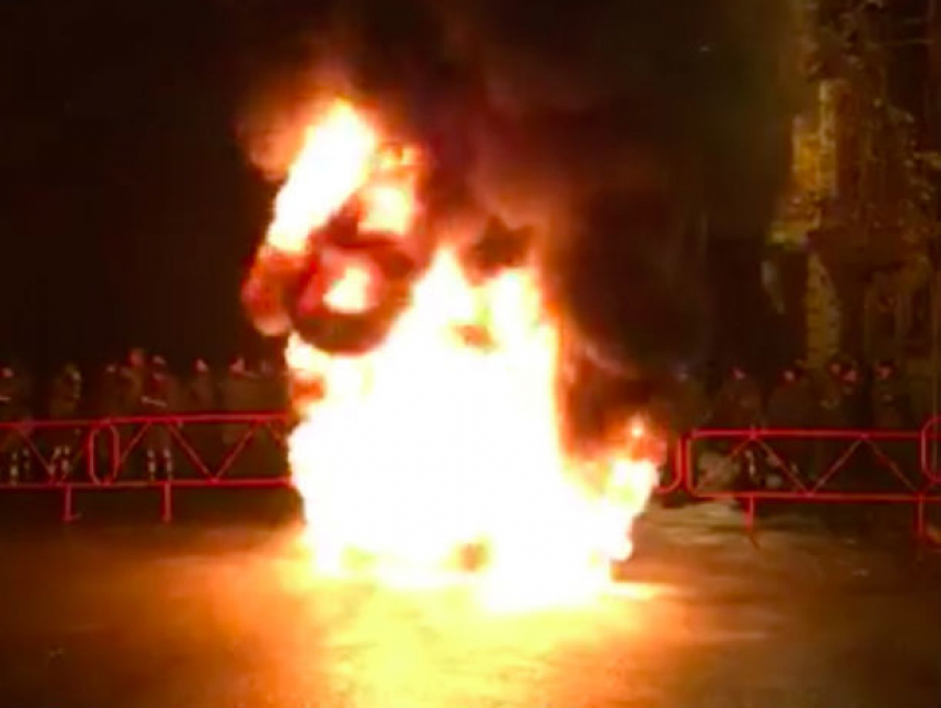 Киев в огне: бойцы АТО жгут шины у дворца Порошенко и угрожают ему судьбой Каддафи
