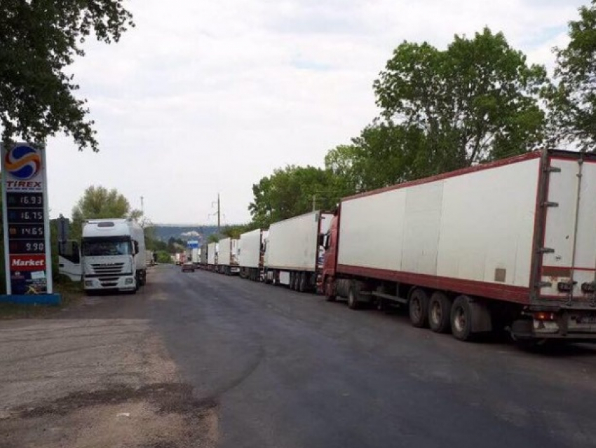 Десятки часов были вынуждены стоять водители в огромной очереди на молдо-украинской границе 