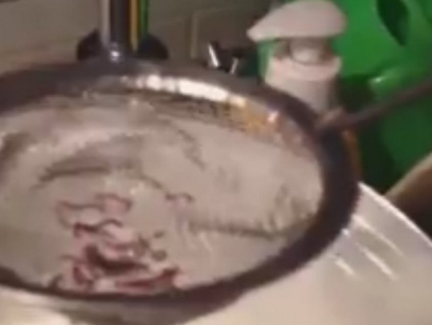 Чудовищную воду из крана с червями показали на видео жители Хынчешт
