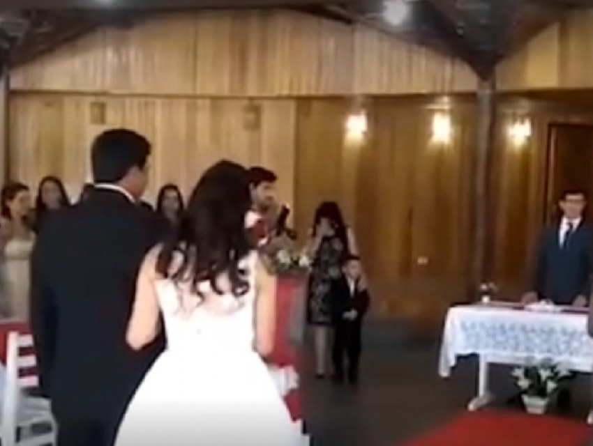 Женские стоны из порно «эротично» прервали свадьбу, попавшую на видео