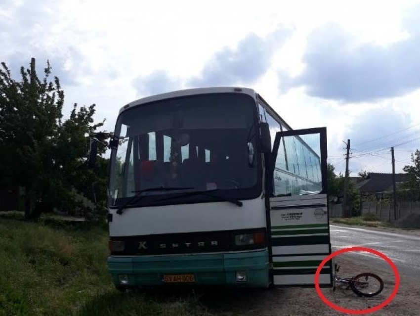 Внезапное появление на дороге юного велосипедиста привело к столкновению его с автобусом в Каушанах 