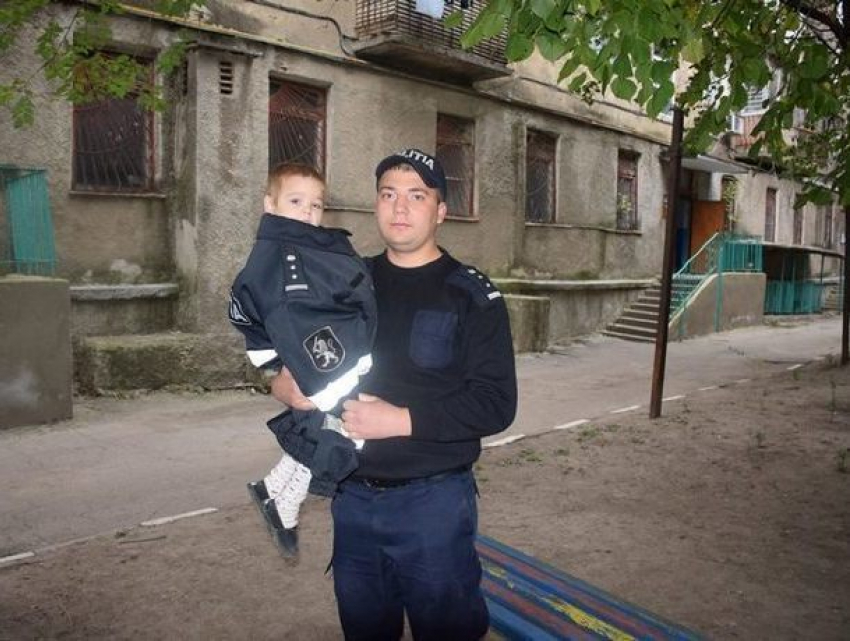 Одинокого не одетого ребенка обнаружили на улице в Бельцах