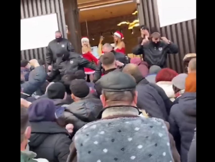 Директор ювелирной компании разбросал в толпу килограмм украшений