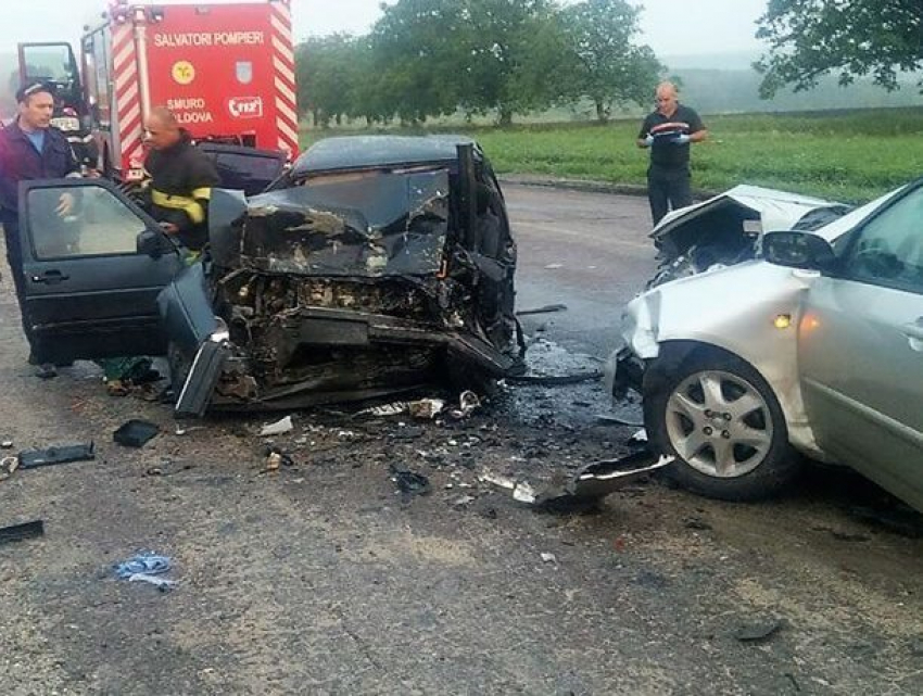 Жуткая авария на трассе Бельцы – Глодяны: двух человек пришлось вырезать из автомобиля 