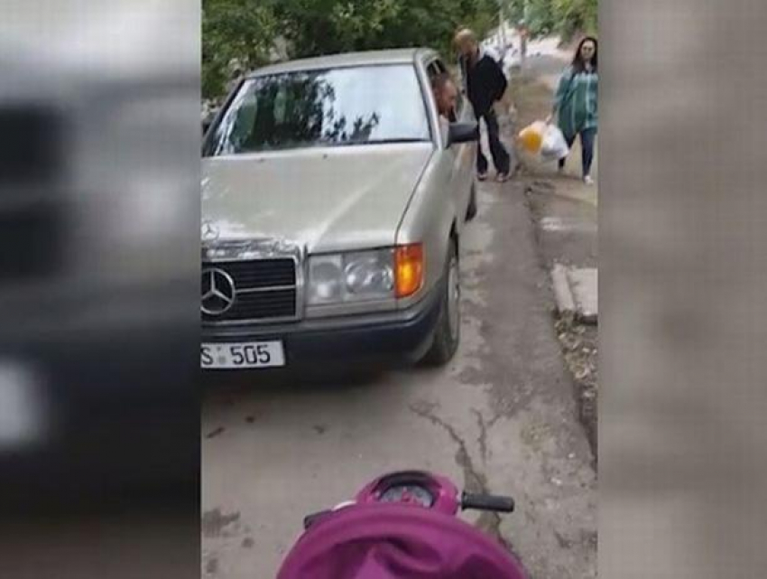 Молодая мама в столице возмутилась хамской парковкой автомобиля Mercedes - занял весь тротуар и не оставил места