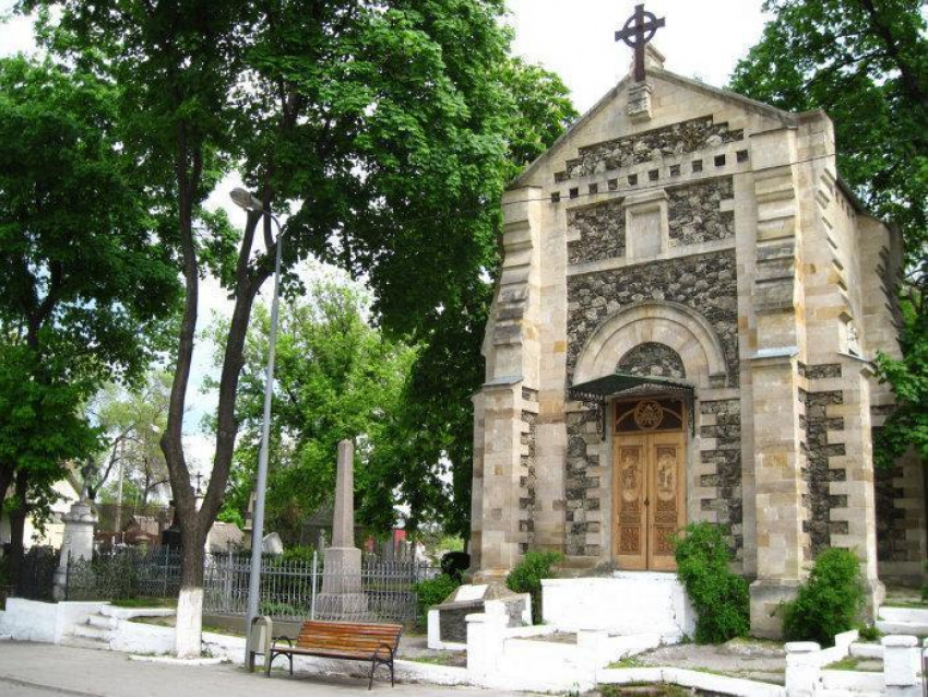 На столичных кладбищах исчезнут кресты и ограды