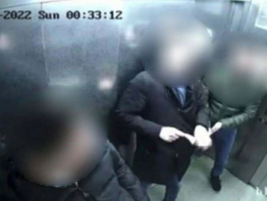 Три бравых парня заплевали зеркало в лифте дома и попали на видео