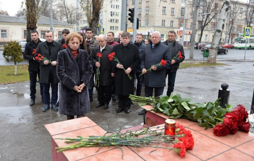 Социалисты во главе с Зинаидой Гречаный возложили цветы у посольств России и Германии