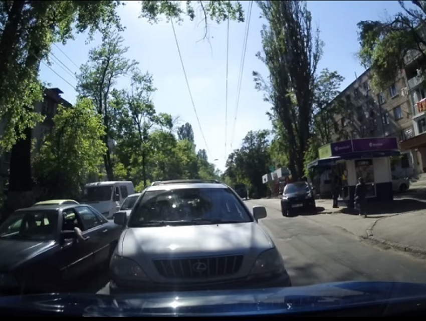Автохама, которого проучил принципиальный водитель в Кишиневе, сняли на видео