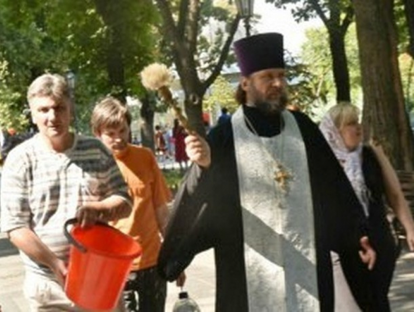 Святой водой и молитвой был «очищен от скверны» маршрут гей-парада в Одессе 