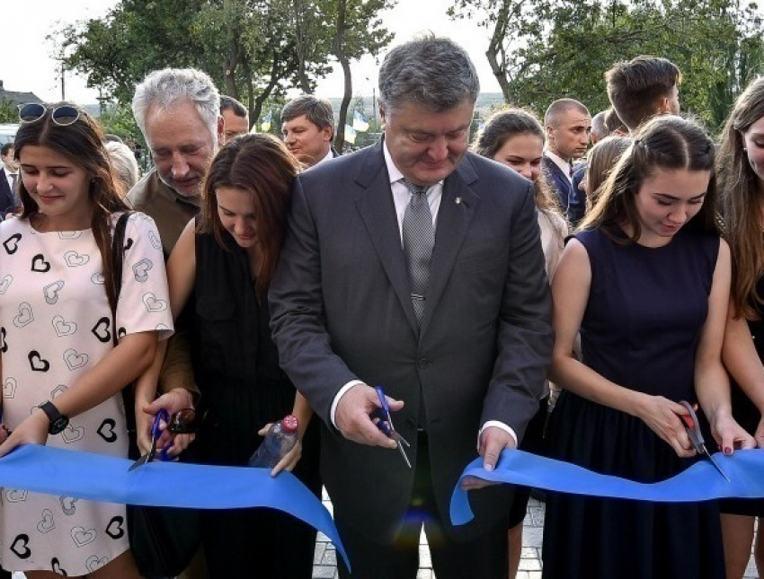 Порошенко обиделся, что его высмеивают из-за перерезания ленточек