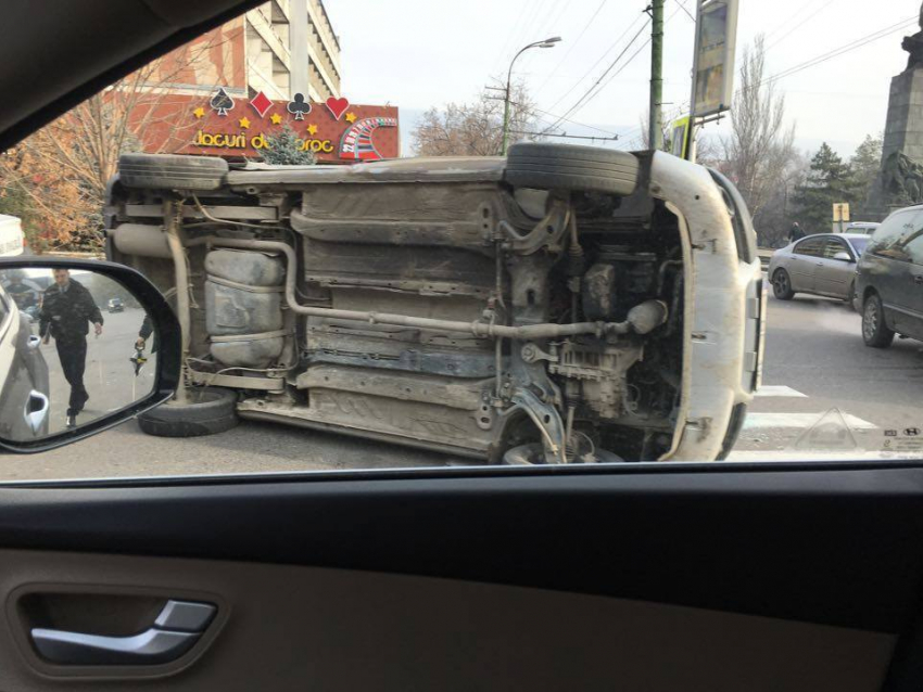 Этим утром в центре Кишинева перевернулся автомобиль 