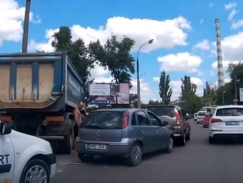 Столкновение грузовика с легковушкой в Кишиневе попало на видео 