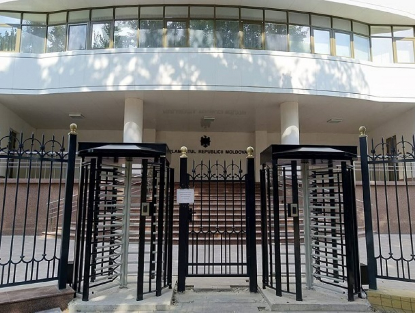 Парламент отгородился от народа мощным забором в Кишиневе