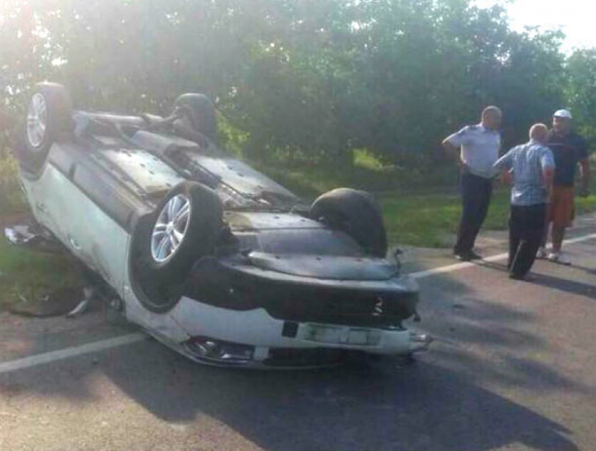 Автокатастрофа на трассе Кодрул Ноу - Сороки: машина перевернулась на крышу, три человека при смерти