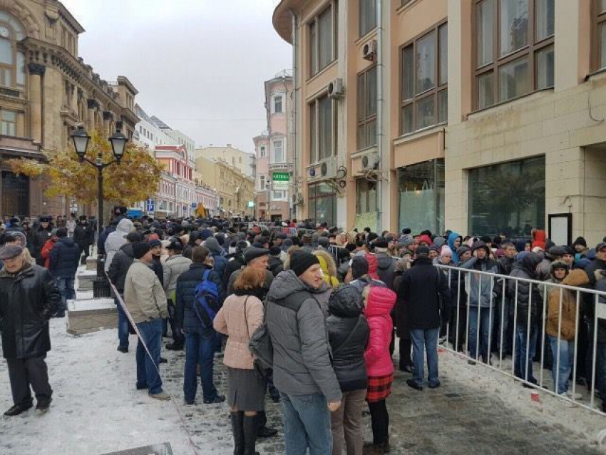 В Москве на участках нескончаемые очереди, люди продолжают прибывать 