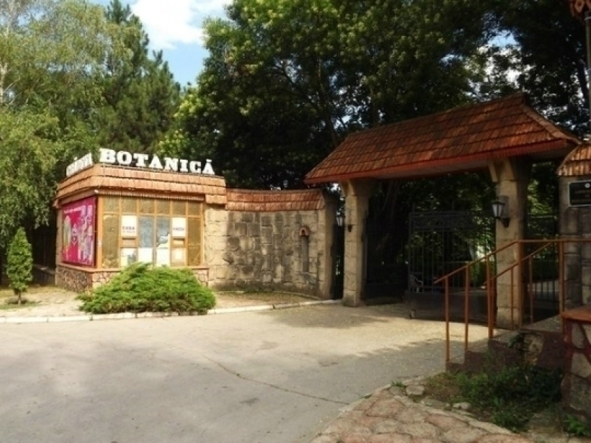 Очередной скандал в Кишиневе: главный вход в Ботанический сад заблокирован пристройками