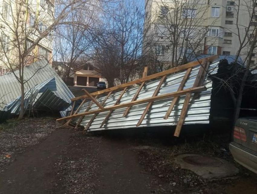 Обрушившаяся на Молдову буря натворила множество бед: спасатели ликвидируют последствия