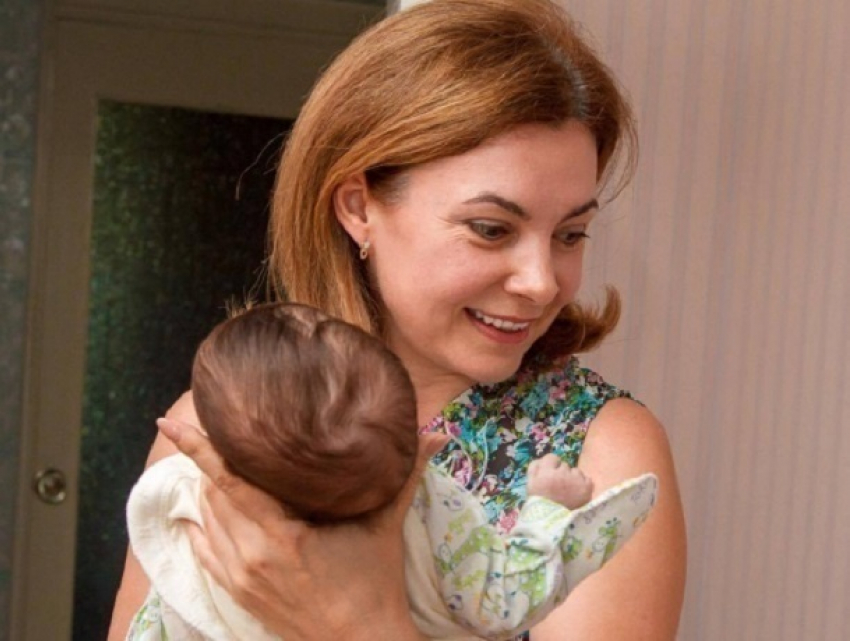 Родившая тройню молодая молдавская семья получила подарки от фонда первой леди Галины Додон
