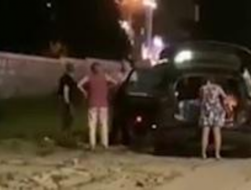 На гламурной машине за плиткой – в столице женщины воруют дорожное покрытие