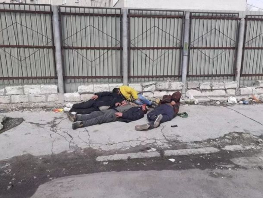 В Кишиневе четверо мужчин уснули прямо посреди дороги