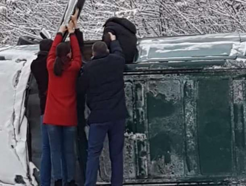 Депутат-социалист пришел на помощь попавшим в ДТП на трассе Унгены-Кишинев