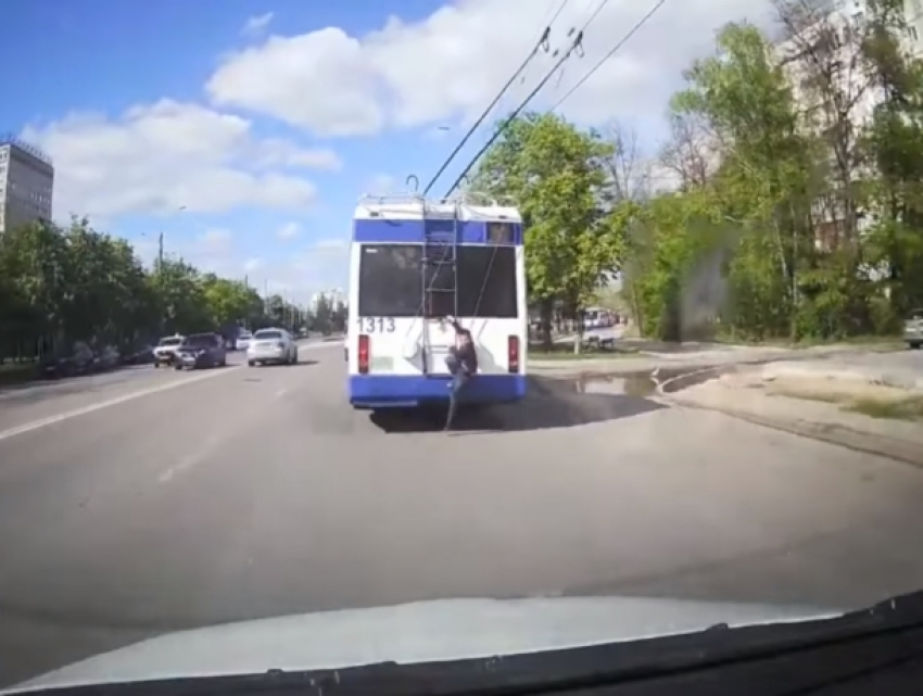 Ребенок едва не пострадал, катаясь «на задах» троллейбуса в Кишиневе