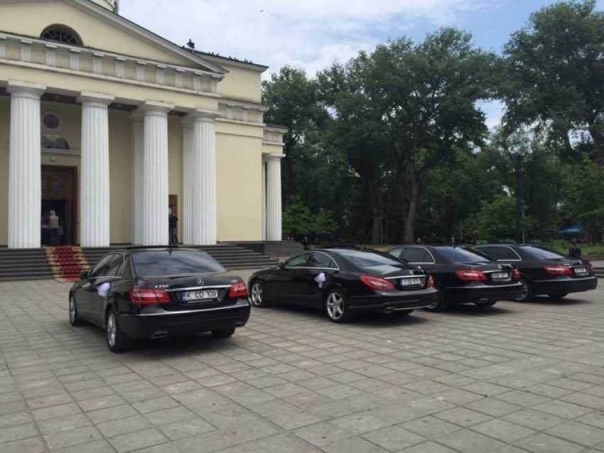 У Кафедрального собора припарковали свадебный кортеж из 4 черных Mercedes